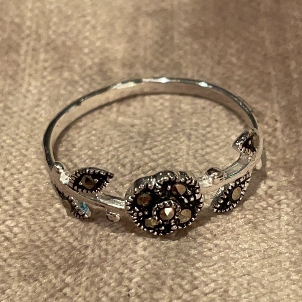 925 Sterling Silver Flower Vine Hematite Ring 7.5